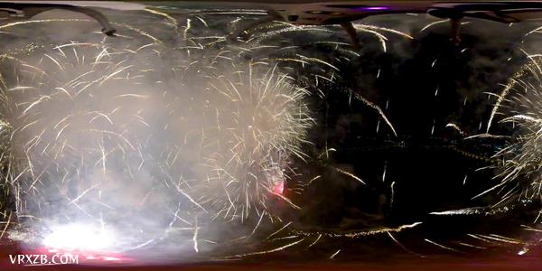 【360° VR】无人机带上全景相机飞进烟花里！炸开的烟花美哭了！（PC端观看）