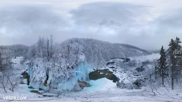 【360° VR】克罗地亚冬季的普利特维采湖。8K航拍视频