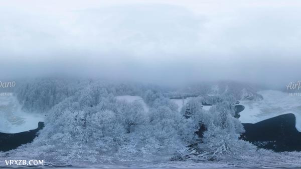 【360° VR】克罗地亚冬季的普利特维采湖。8K航拍视频
